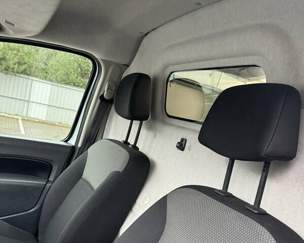 Белый Рено Кенгу, объемом двигателя 0 л и пробегом 26 тыс. км за 12700 $, фото 29 на Automoto.ua