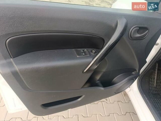 Белый Рено Кенгу, объемом двигателя 0 л и пробегом 35 тыс. км за 11300 $, фото 13 на Automoto.ua