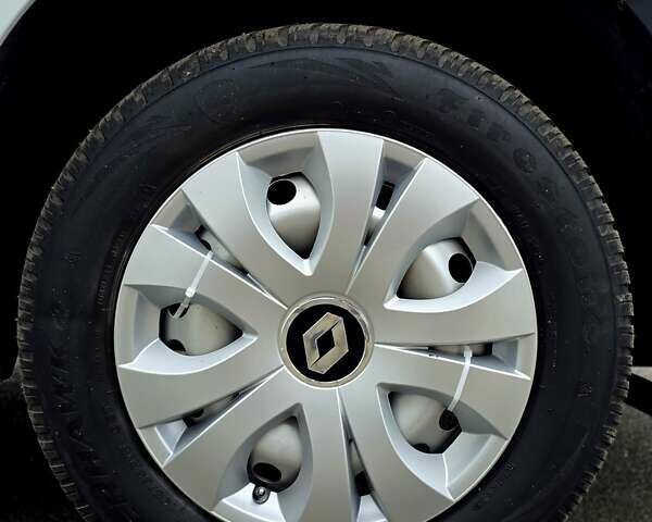 Білий Рено Кєнгу, об'ємом двигуна 1.5 л та пробігом 185 тис. км за 13600 $, фото 44 на Automoto.ua