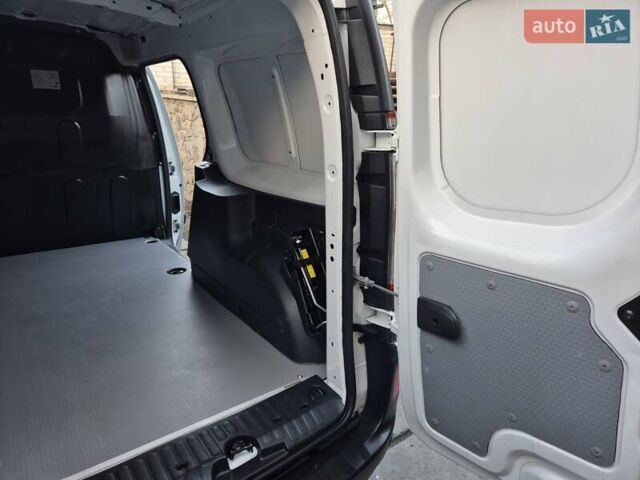 Белый Рено Кенгу, объемом двигателя 0 л и пробегом 32 тыс. км за 13990 $, фото 32 на Automoto.ua