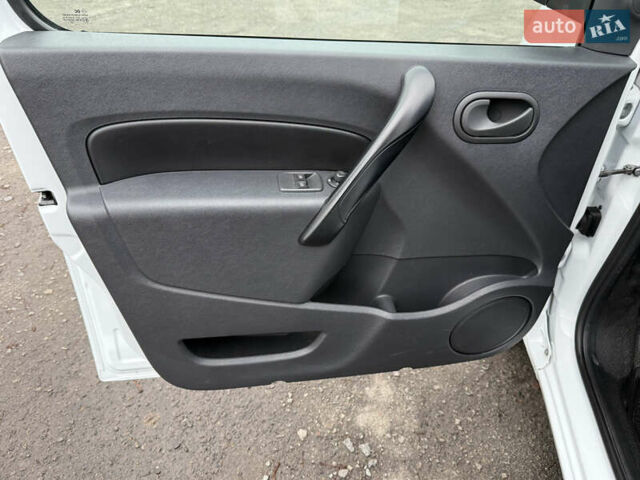 Білий Рено Кєнгу, об'ємом двигуна 0 л та пробігом 12 тис. км за 14000 $, фото 10 на Automoto.ua