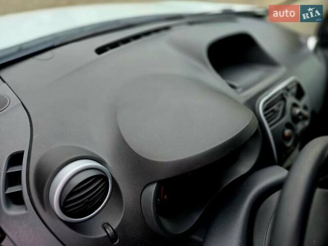 Білий Рено Кєнгу, об'ємом двигуна 1.5 л та пробігом 185 тис. км за 13600 $, фото 29 на Automoto.ua