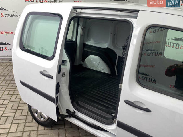 Белый Рено Кенгу, объемом двигателя 1.5 л и пробегом 166 тыс. км за 12250 $, фото 4 на Automoto.ua