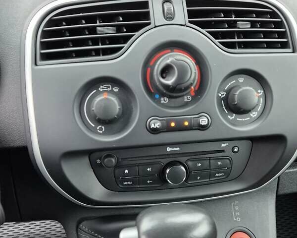 Белый Рено Кенгу, объемом двигателя 0 л и пробегом 32 тыс. км за 13990 $, фото 16 на Automoto.ua