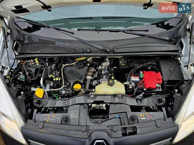 Білий Рено Кєнгу, об'ємом двигуна 1.5 л та пробігом 185 тис. км за 13600 $, фото 39 на Automoto.ua