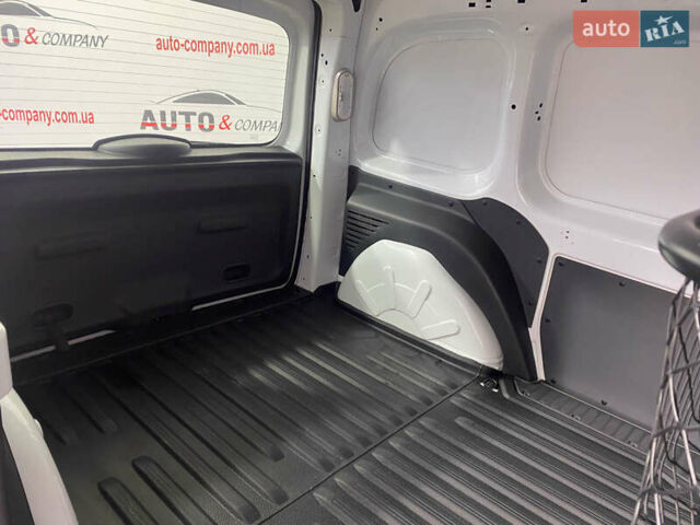 Белый Рено Кенгу, объемом двигателя 1.5 л и пробегом 166 тыс. км за 12250 $, фото 5 на Automoto.ua