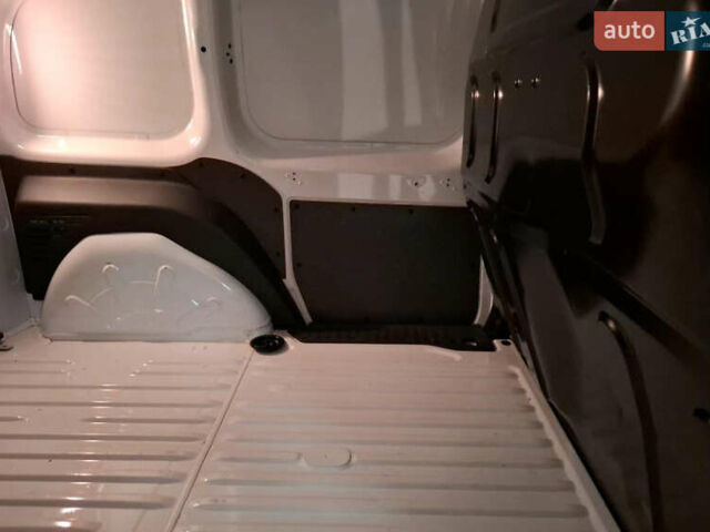 Білий Рено Кєнгу, об'ємом двигуна 0 л та пробігом 28 тис. км за 12900 $, фото 12 на Automoto.ua