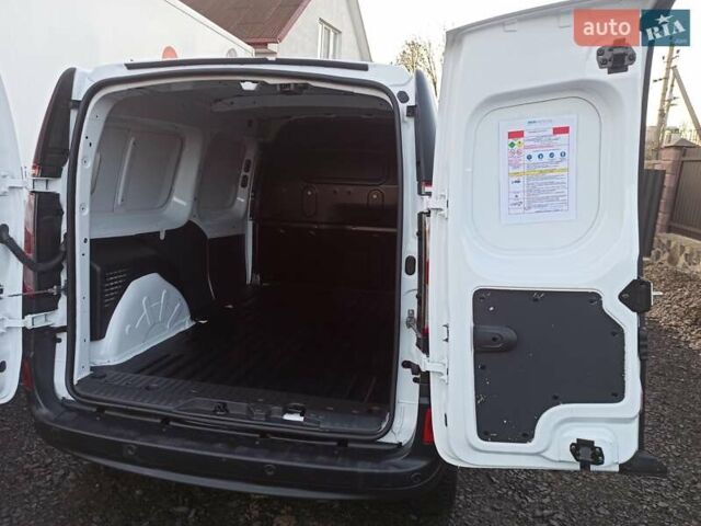 Белый Рено Кенгу, объемом двигателя 1.5 л и пробегом 158 тыс. км за 12590 $, фото 4 на Automoto.ua