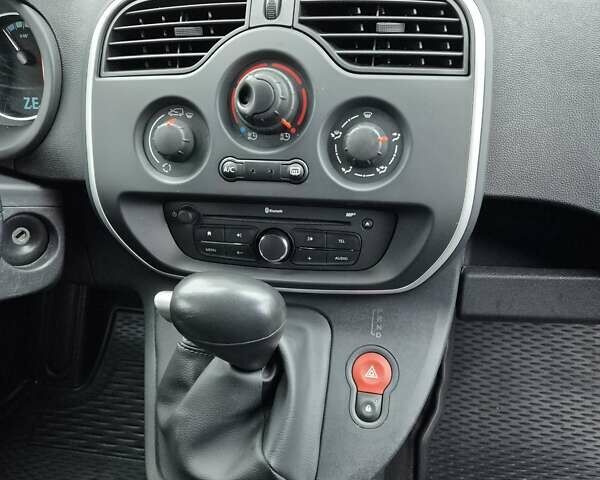 Белый Рено Кенгу, объемом двигателя 0 л и пробегом 32 тыс. км за 13990 $, фото 14 на Automoto.ua