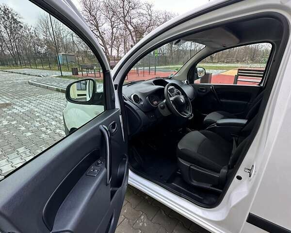 Білий Рено Кєнгу, об'ємом двигуна 1.5 л та пробігом 148 тис. км за 13397 $, фото 30 на Automoto.ua