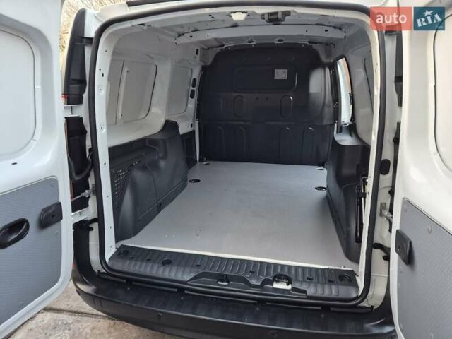 Белый Рено Кенгу, объемом двигателя 0 л и пробегом 32 тыс. км за 13990 $, фото 33 на Automoto.ua