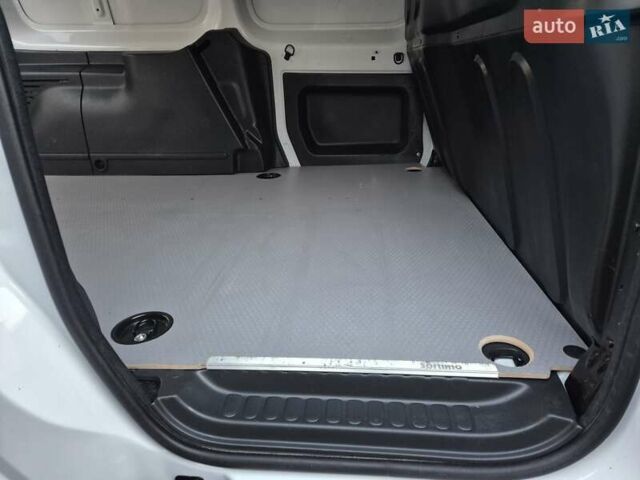 Белый Рено Кенгу, объемом двигателя 0 л и пробегом 32 тыс. км за 13990 $, фото 29 на Automoto.ua