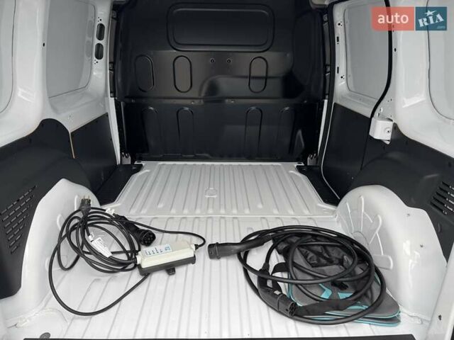 Белый Рено Кенгу, объемом двигателя 0 л и пробегом 4 тыс. км за 13700 $, фото 3 на Automoto.ua