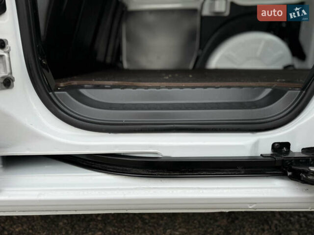 Білий Рено Кєнгу, об'ємом двигуна 1.46 л та пробігом 175 тис. км за 12600 $, фото 34 на Automoto.ua