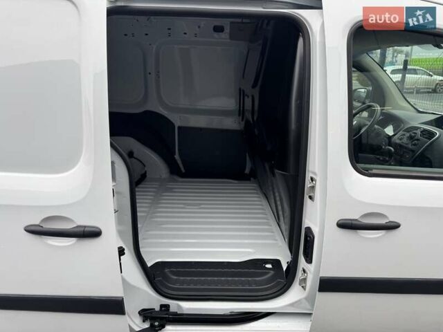 Белый Рено Кенгу, объемом двигателя 0 л и пробегом 4 тыс. км за 13700 $, фото 26 на Automoto.ua