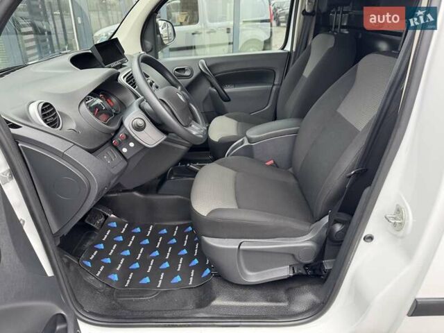 Белый Рено Кенгу, объемом двигателя 0 л и пробегом 4 тыс. км за 13700 $, фото 19 на Automoto.ua