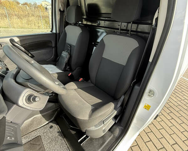 Белый Рено Кенгу, объемом двигателя 0 л и пробегом 36 тыс. км за 14500 $, фото 18 на Automoto.ua