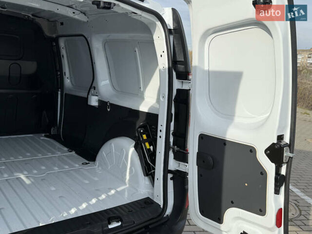 Белый Рено Кенгу, объемом двигателя 0 л и пробегом 36 тыс. км за 14500 $, фото 10 на Automoto.ua