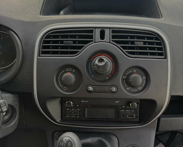 Білий Рено Кєнгу, об'ємом двигуна 1.46 л та пробігом 220 тис. км за 7500 $, фото 14 на Automoto.ua