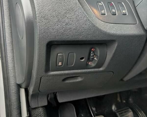 Білий Рено Кєнгу, об'ємом двигуна 1.5 л та пробігом 228 тис. км за 6000 $, фото 18 на Automoto.ua