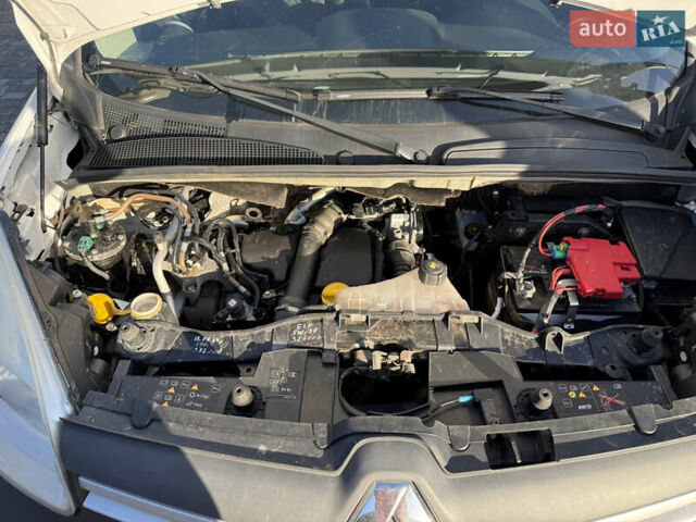 Рено Кєнгу 2016 у Мостисках на Automoto.ua Білий Рено Кєнгу, об'ємом двигуна 1.46 л та пробігом 330 тис. км за 6699 $, фото 15 на Automoto.ua