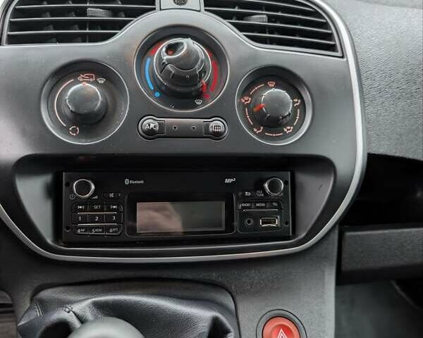 Білий Рено Кєнгу, об'ємом двигуна 1.5 л та пробігом 228 тис. км за 6000 $, фото 17 на Automoto.ua