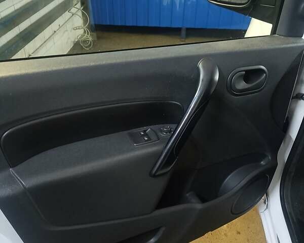 Белый Рено Кенгу, объемом двигателя 1.46 л и пробегом 178 тыс. км за 10200 $, фото 50 на Automoto.ua