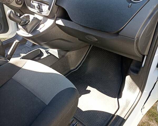 Белый Рено Кенгу, объемом двигателя 1.46 л и пробегом 178 тыс. км за 10200 $, фото 4 на Automoto.ua