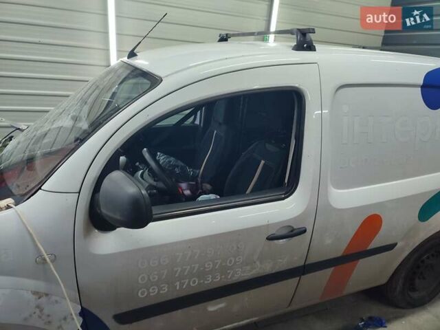 Белый Рено Кенгу, объемом двигателя 1.46 л и пробегом 260 тыс. км за 4000 $, фото 4 на Automoto.ua