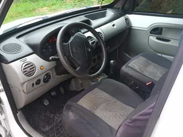 Белый Рено Кенгу, объемом двигателя 1.5 л и пробегом 300 тыс. км за 4500 $, фото 4 на Automoto.ua