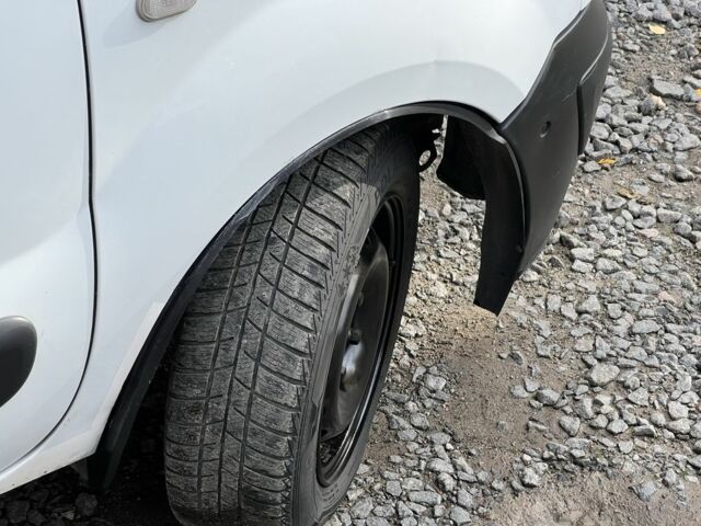 Рено Кєнгу 2005 у Вінниці на Automoto.ua Білий Рено Кєнгу, об'ємом двигуна 1.4 л та пробігом 300 тис. км за 1200 $, фото 5 на Automoto.ua