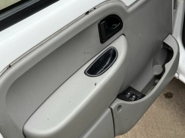 Білий Рено Кєнгу, об'ємом двигуна 1.5 л та пробігом 250 тис. км за 1550 $, фото 3 на Automoto.ua