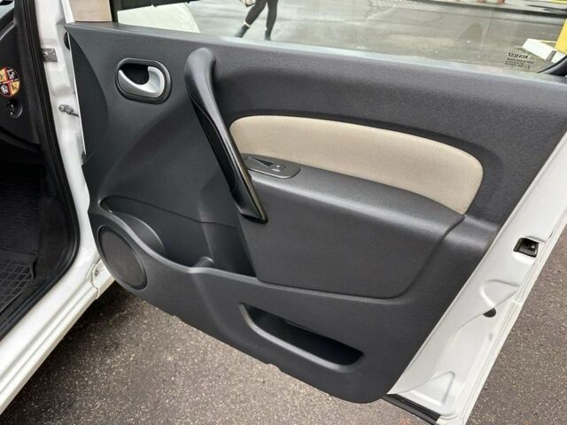 Белый Рено Кенгу, объемом двигателя 1.5 л и пробегом 190 тыс. км за 7500 $, фото 10 на Automoto.ua