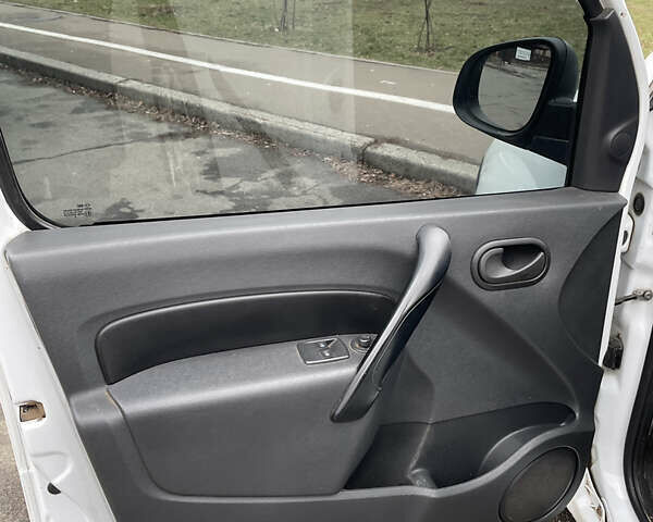 Белый Рено Кенгу, объемом двигателя 1.46 л и пробегом 145 тыс. км за 5999 $, фото 14 на Automoto.ua