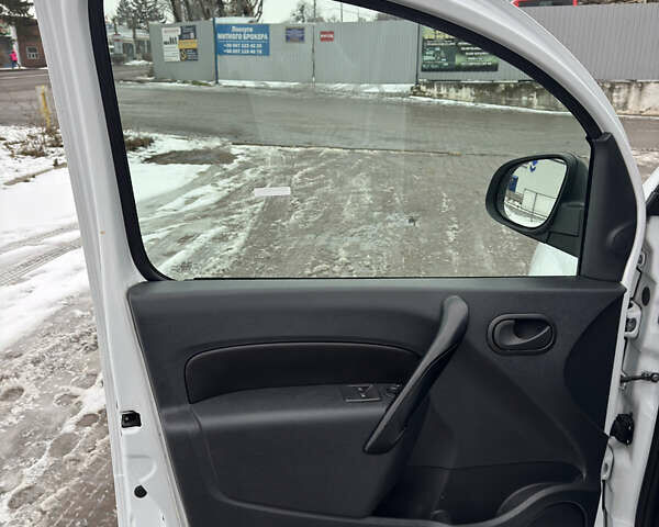 Белый Рено Кенгу, объемом двигателя 1.5 л и пробегом 165 тыс. км за 10999 $, фото 17 на Automoto.ua