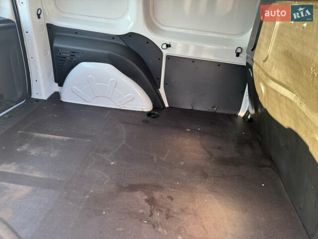 Белый Рено Кенгу, объемом двигателя 1.5 л и пробегом 176 тыс. км за 10300 $, фото 24 на Automoto.ua