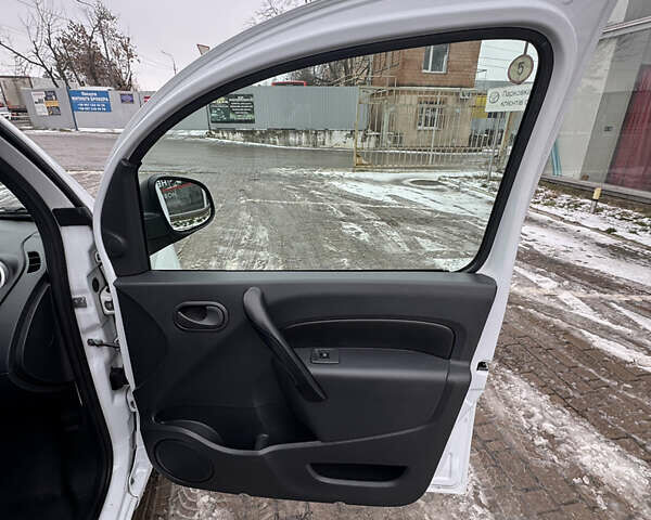 Белый Рено Кенгу, объемом двигателя 1.5 л и пробегом 165 тыс. км за 10999 $, фото 13 на Automoto.ua