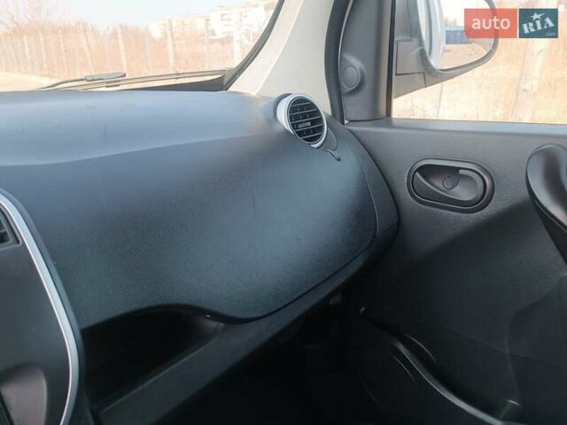 Белый Рено Кенгу, объемом двигателя 0 л и пробегом 140 тыс. км за 9999 $, фото 25 на Automoto.ua