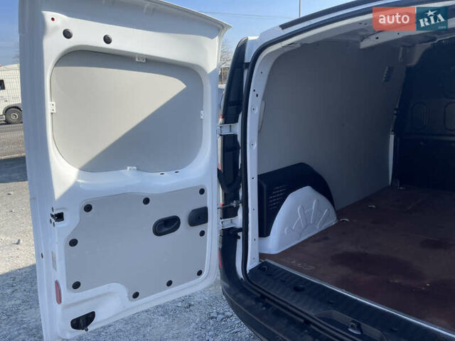 Белый Рено Кенгу, объемом двигателя 1.5 л и пробегом 144 тыс. км за 13900 $, фото 40 на Automoto.ua