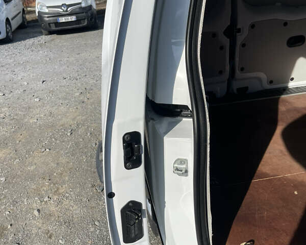 Белый Рено Кенгу, объемом двигателя 1.5 л и пробегом 144 тыс. км за 13900 $, фото 37 на Automoto.ua