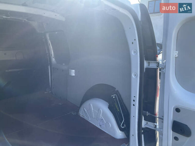 Белый Рено Кенгу, объемом двигателя 1.5 л и пробегом 144 тыс. км за 13900 $, фото 38 на Automoto.ua