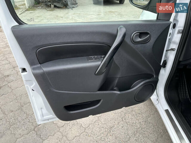 Белый Рено Кенгу, объемом двигателя 1.5 л и пробегом 119 тыс. км за 11900 $, фото 42 на Automoto.ua