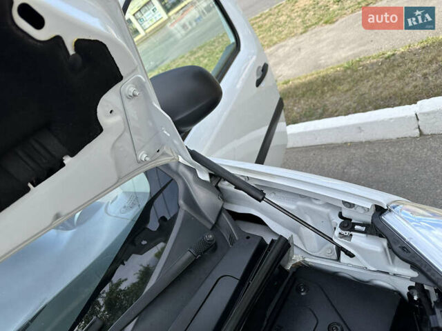 Белый Рено Кенгу, объемом двигателя 1.5 л и пробегом 119 тыс. км за 11900 $, фото 23 на Automoto.ua