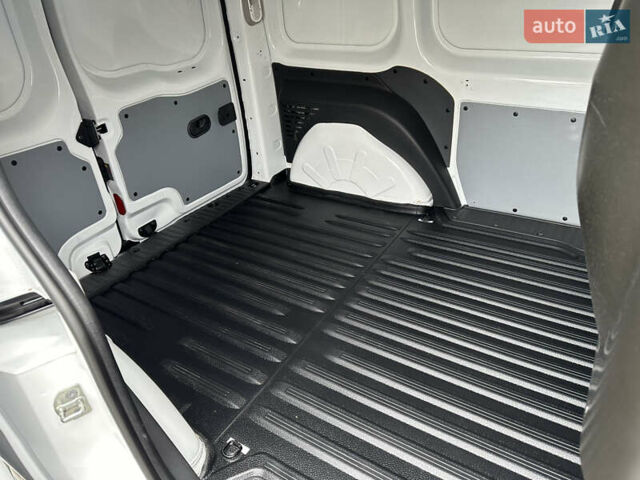 Белый Рено Кенгу, объемом двигателя 1.5 л и пробегом 119 тыс. км за 11900 $, фото 40 на Automoto.ua
