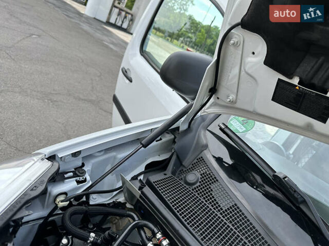 Белый Рено Кенгу, объемом двигателя 1.5 л и пробегом 119 тыс. км за 11900 $, фото 22 на Automoto.ua