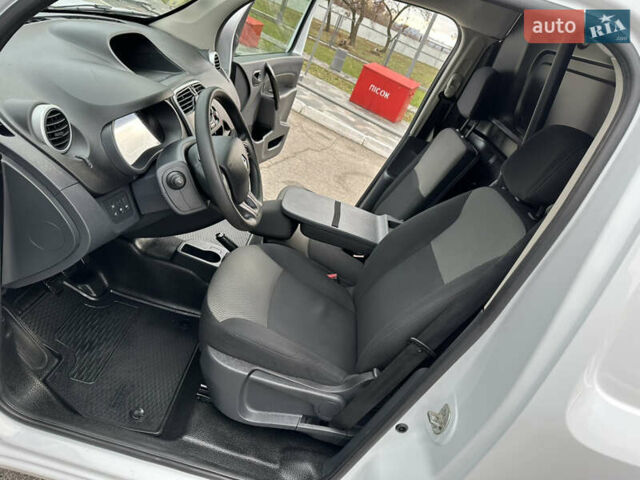 Белый Рено Кенгу, объемом двигателя 1.5 л и пробегом 119 тыс. км за 11900 $, фото 11 на Automoto.ua
