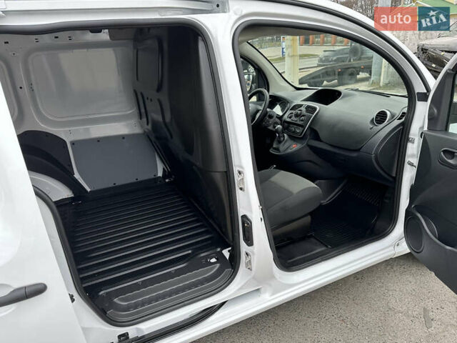 Белый Рено Кенгу, объемом двигателя 1.5 л и пробегом 119 тыс. км за 11900 $, фото 41 на Automoto.ua
