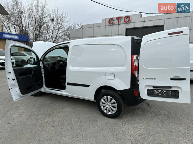 Белый Рено Кенгу, объемом двигателя 1.5 л и пробегом 119 тыс. км за 11900 $, фото 65 на Automoto.ua