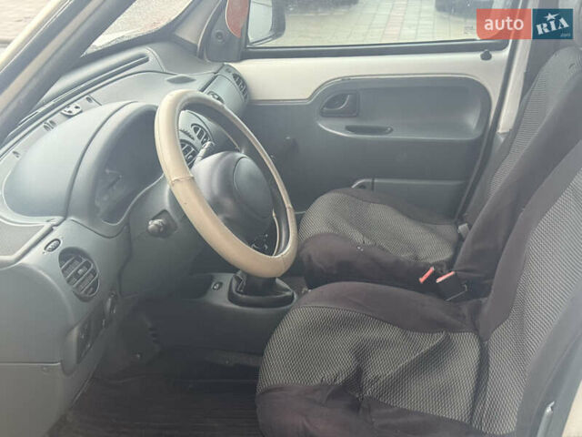 Белый Рено Кенгу, объемом двигателя 1.39 л и пробегом 300 тыс. км за 1700 $, фото 6 на Automoto.ua