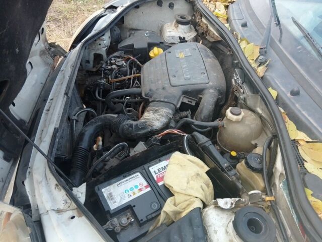 Белый Рено Кенгу, объемом двигателя 0 л и пробегом 328 тыс. км за 2000 $, фото 6 на Automoto.ua